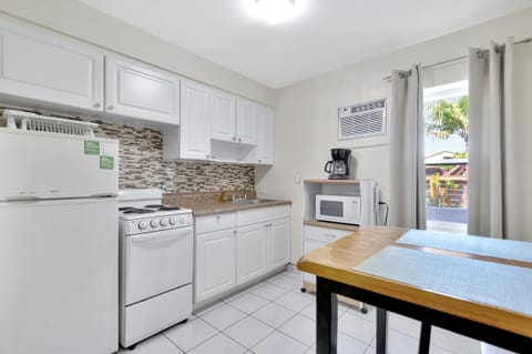 Studio, 1 Queen Bed | Private kitchen | Microwave, coffee/tea maker, freezer