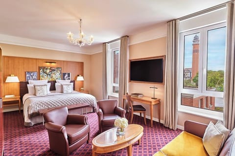 Junior Suite | Minibar, in-room safe, desk, soundproofing