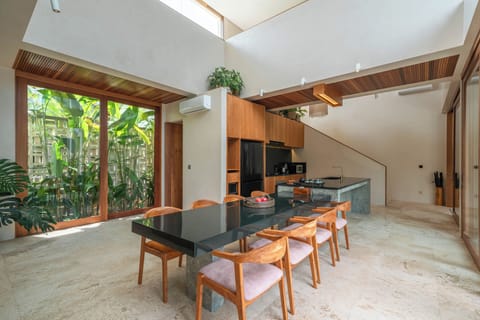 Deluxe Villa, Pool View | Dining room