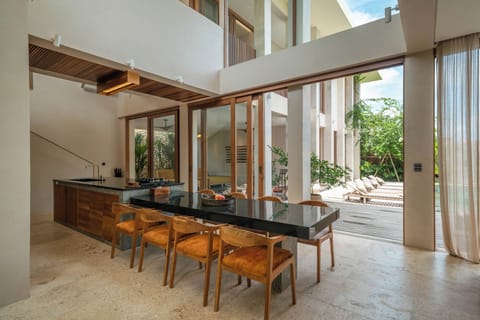 Deluxe Villa, Pool View | Dining room