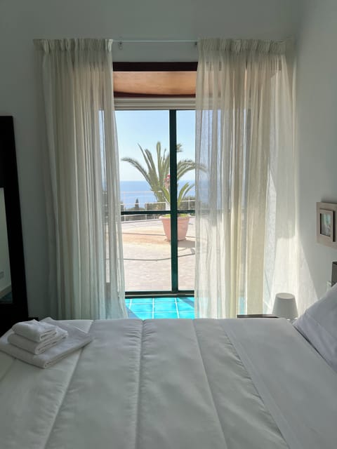 Camera matrimoniale o con due lettini singoli vista mare e terrazzo (3) | Bathroom | Hair dryer, bidet, towels, soap