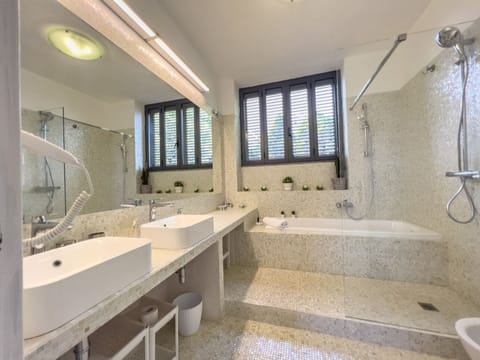 Camera matrimoniale vista piscina (6) | Bathroom | Hair dryer, bidet, towels, soap