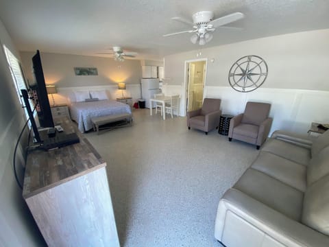 Comfort Studio | Living area | 42-inch flat-screen TV with digital channels