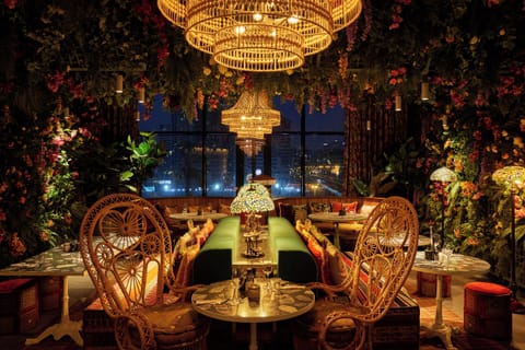 3 restaurants; breakfast, lunch, dinner, and brunch served