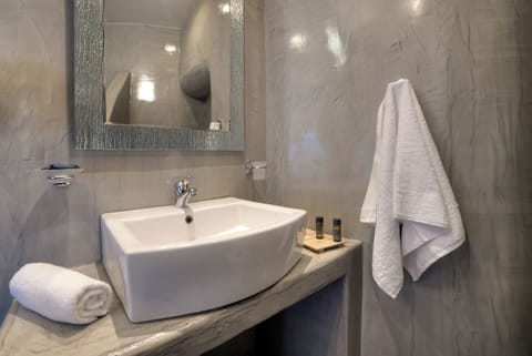 Superior Suite | Bathroom | Shower, free toiletries, hair dryer, slippers