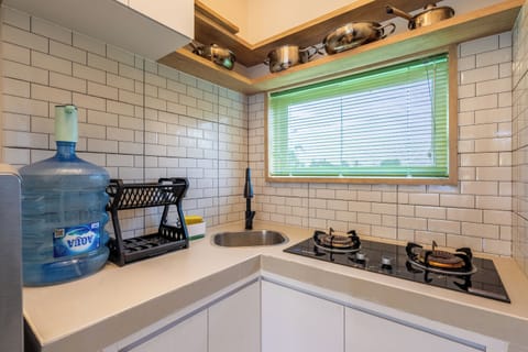 Apartment, 1 Queen Bed, Kitchen | Private kitchen | Fridge, stovetop, cookware/dishes/utensils