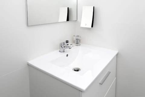 Superior Room | Bathroom | Shower, eco-friendly toiletries, hair dryer, towels