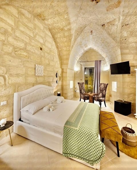 Deluxe Studio Suite, 1 Queen Bed, Balcony, City View | Individually decorated, individually furnished, soundproofing