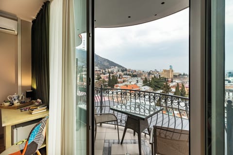 Deluxe Double Room with Balcony | Soundproofing, free WiFi