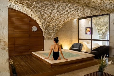 Hot tub, steam room, massages