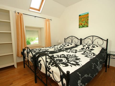 Comfort House, 3 Bedrooms | 6 bedrooms, individually furnished, bed sheets