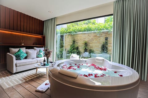 Suite, 1 King Bed, Jetted Tub | In-room safe, free WiFi, bed sheets