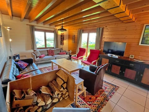 Classic House, 4 Bedrooms | Living room | DVD player