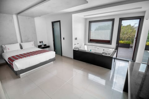Luxury Suite, Jacuzzi, City View | Desk, blackout drapes, free WiFi