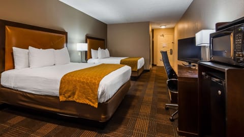 Pillowtop beds, desk, iron/ironing board, free cribs/infant beds