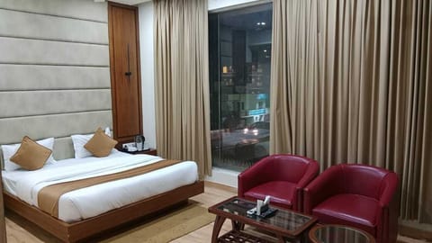Luxury Triple Room, City View | Desk, soundproofing, free WiFi