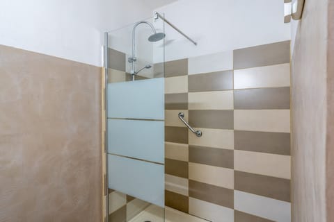 Double Room, Sea View | Bathroom | Bathtub, free toiletries, towels