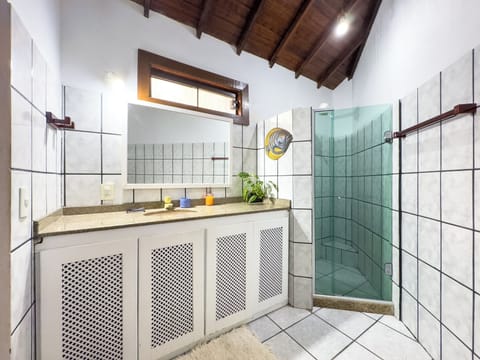 Standard Suite (Para até 2 adultos e 1 criança) | Bathroom | Shower, towels, toilet paper