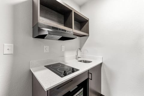 Studio | Private kitchen | Microwave, stovetop