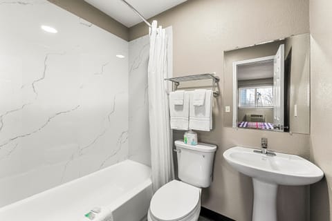 Studio | Bathroom | Combined shower/tub, towels, toilet paper