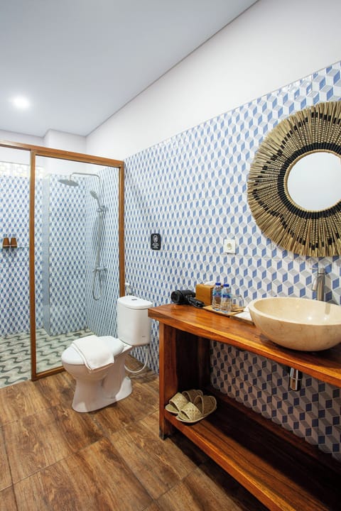 Shower, rainfall showerhead, free toiletries, hair dryer