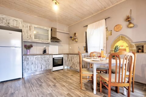 House | 2 bedrooms, desk