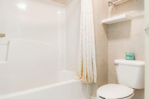 Combined shower/tub, free toiletries, hair dryer, towels