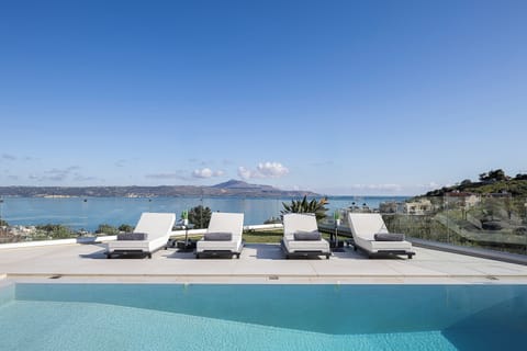 Outdoor pool, free cabanas, pool umbrellas