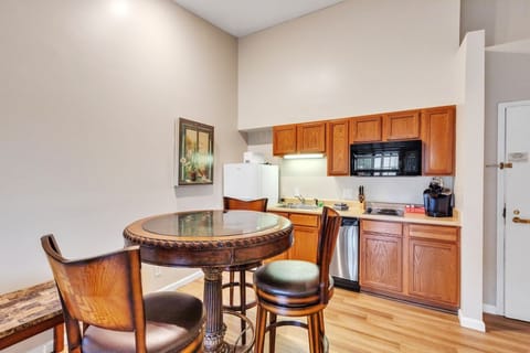 Suite, 1 Bedroom | Dining