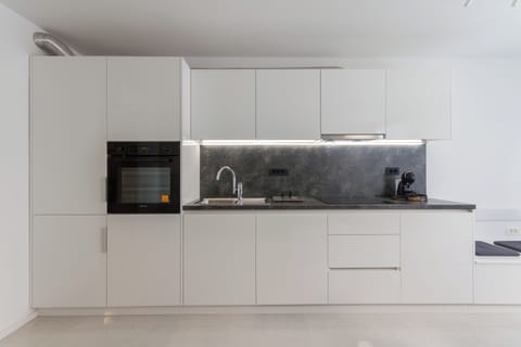 Superior Apartment, 2 Bedrooms, City View | Private kitchen