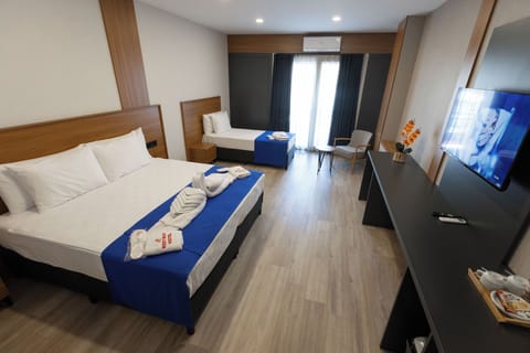 Family Triple Room | Laptop workspace, soundproofing, free WiFi