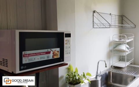 Deluxe Double Room, 1 Queen Bed | Microwave