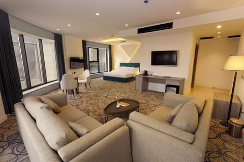 Deluxe Suite | Egyptian cotton sheets, premium bedding, pillowtop beds, minibar