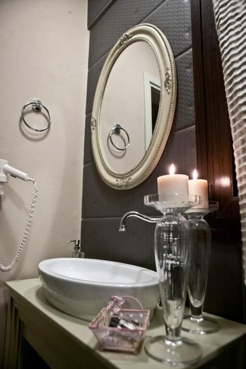 Standard Studio Suite | Bathroom | Hair dryer, towels, soap, shampoo