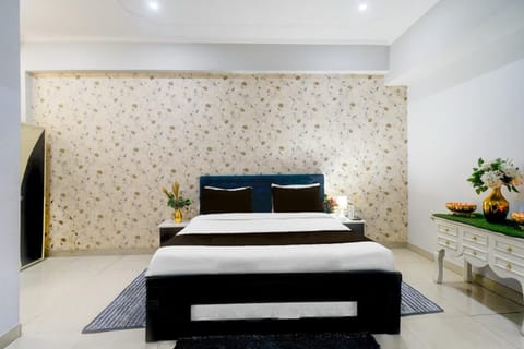 Classic Double Room, Garden View | Desk, laptop workspace, free WiFi