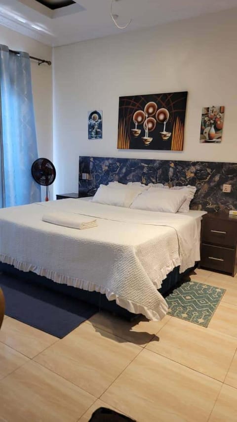 3 bedrooms, iron/ironing board, WiFi (free), bed sheets
