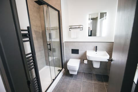 Shower, rainfall showerhead, free toiletries, hair dryer