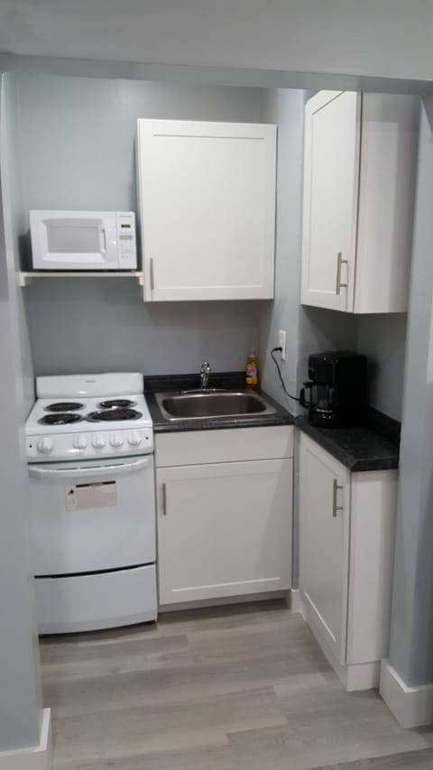 Studio, 1 King Bed | Private kitchen | Fridge, microwave, coffee/tea maker