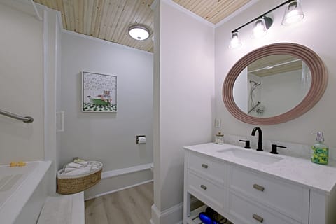 The Garden Suite | Bathroom | Free toiletries, hair dryer, bathrobes, slippers