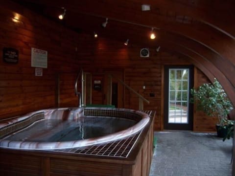 Indoor spa tub
