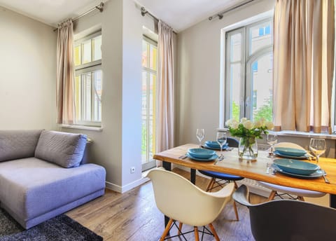 Apartment | Living room | Flat-screen TV