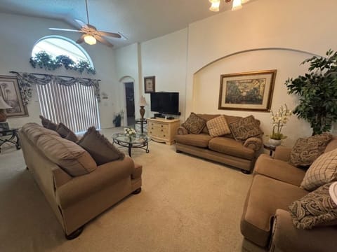 House, 4 Bedrooms | Living area