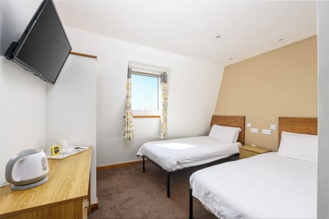 Twin Room | Desk, iron/ironing board, free WiFi, bed sheets