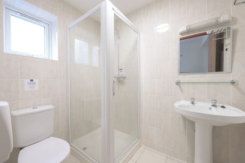 Classic Triple Room | Bathroom | Towels, soap, shampoo, toilet paper