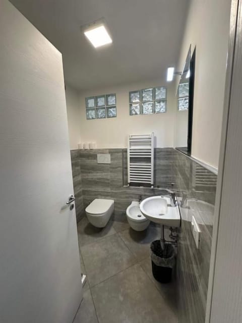 Comfort Quadruple Room | Bathroom | Free toiletries, soap, shampoo, toilet paper