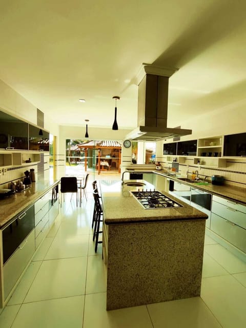 Full-size fridge, microwave, oven, stovetop