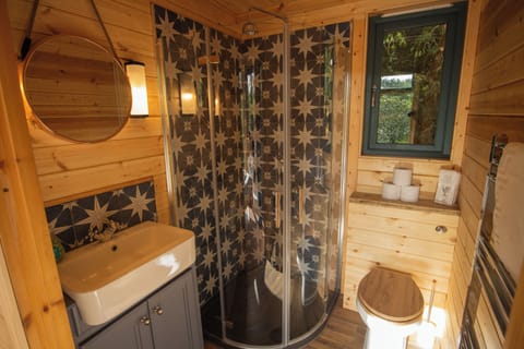 Deluxe Cabin, Garden View | Bathroom | Towels