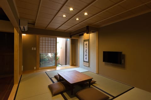 Traditional House, 2 Bedrooms, Kitchen, Garden View | Living room | Flat-screen TV