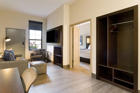 Executive Suite, 1 King Bed (Walk-Out) | Premium bedding, in-room safe, desk, iron/ironing board