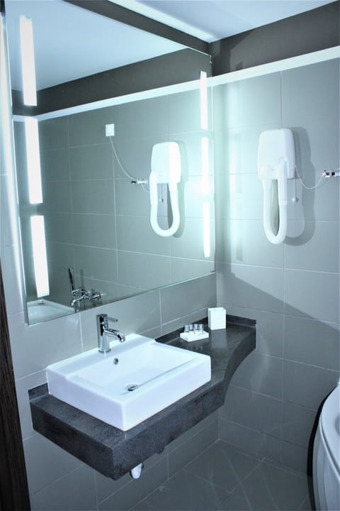 Double Room, Jetted Tub | Bathroom | Hair dryer, towels